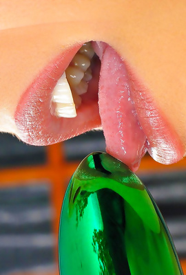 Liz Honey trys her new green dildo